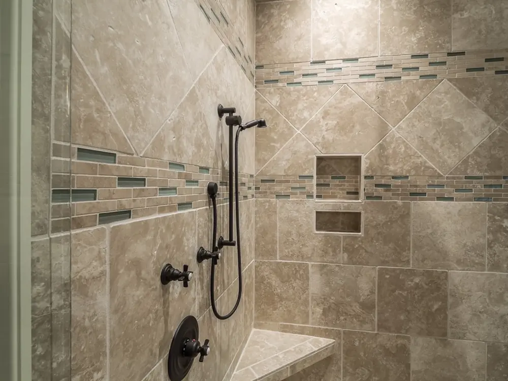 Salle de bains rénovée avec douche à l'italienne à Molsheim